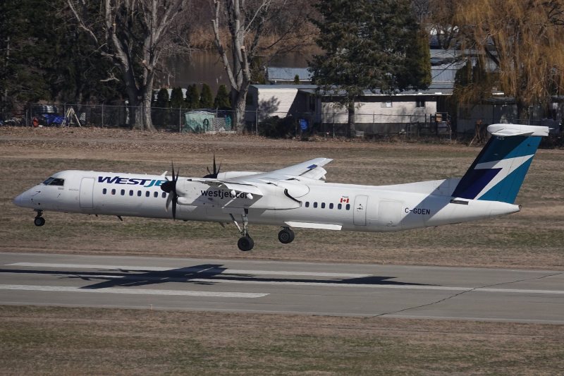 DSC08817-C-GDEN-2015-Bombardier-Q400-De-Havilland-Canada-DHC-8-402-Q400-sn-4500-Westjet-Encore-Photo-taken-2023-03-21-by-Marcel-Siegenthaler-at-Penticton-Airport-BC-Canada-YYF-CYYF
