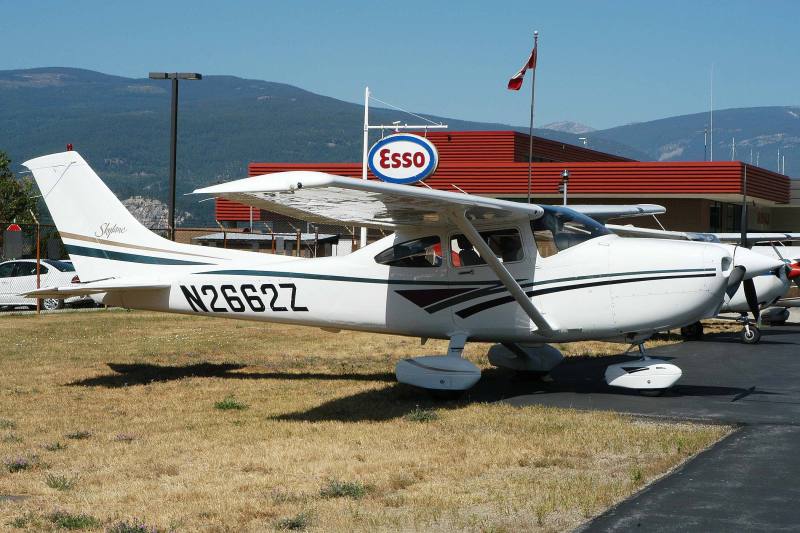 ms006964-N2662Z-1998-Cessna-182S-Skylane-sn-18280338-Photo-taken-2005-08-27-by-Marcel-Siegenthaler-at-Castlegar-Airport-West-Kootenay-Regional-Airport-BC-Canada-YCG-CYCG