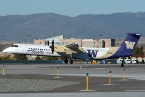 DSC_5554-N435QX-2009-Bombardier-Q400-De-Havilland-Canada-DHC-8-402-Q400-4232-Alaska-AirlinesHorizon-Air-University-of-Washington-Huskies