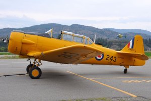 DSC_0054-C-FVYF-1952-Canadian-Car-Foundry-Co.-Limited-Harvard-4-sn-CCF4-34-Photo-taken-2013-08-14-by-Marcel-Siegenthaler-at-Oliver-Airport-BC-Canada-AU3-CAU3